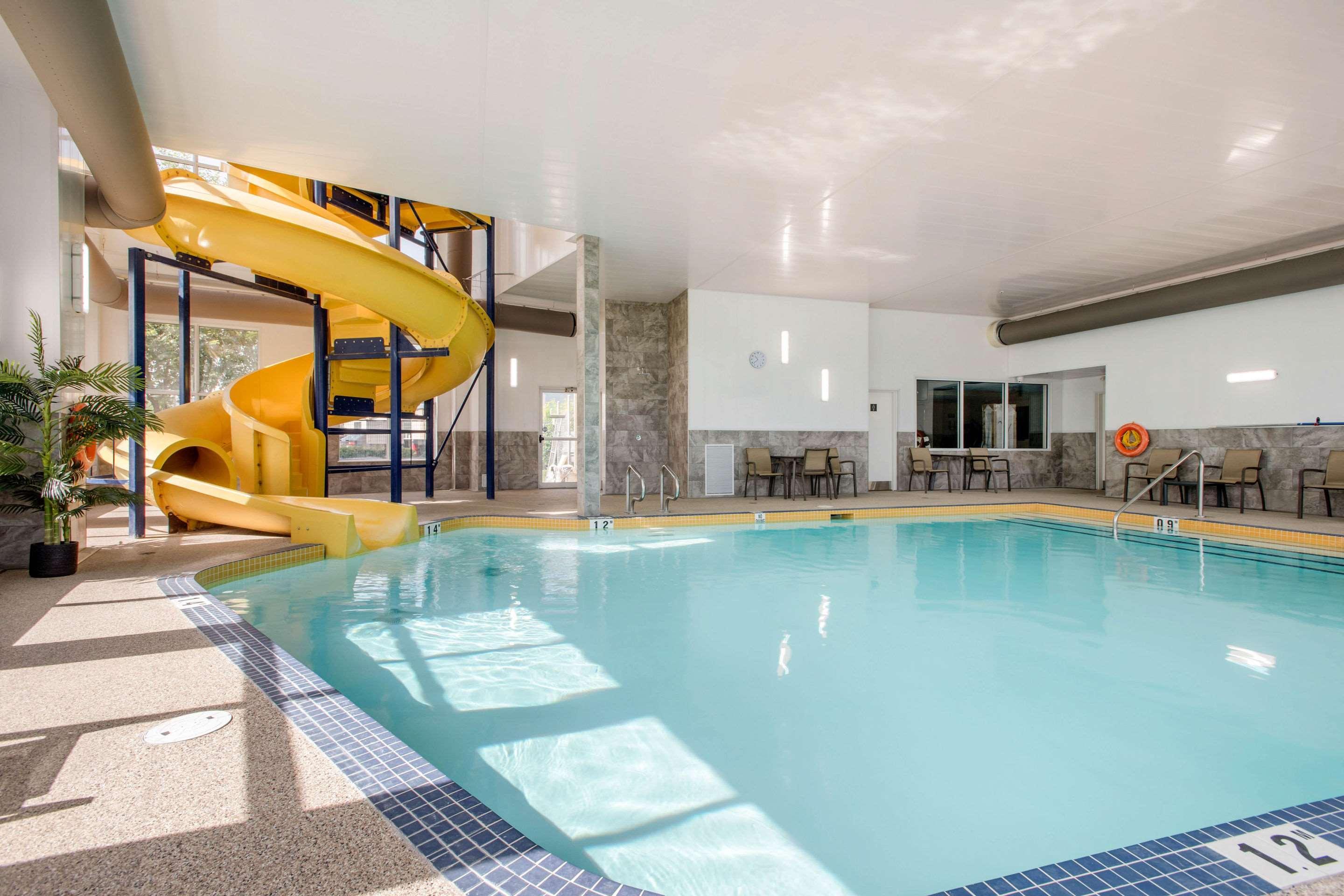 Comfort Inn & Suites Ред-Дір Екстер'єр фото
