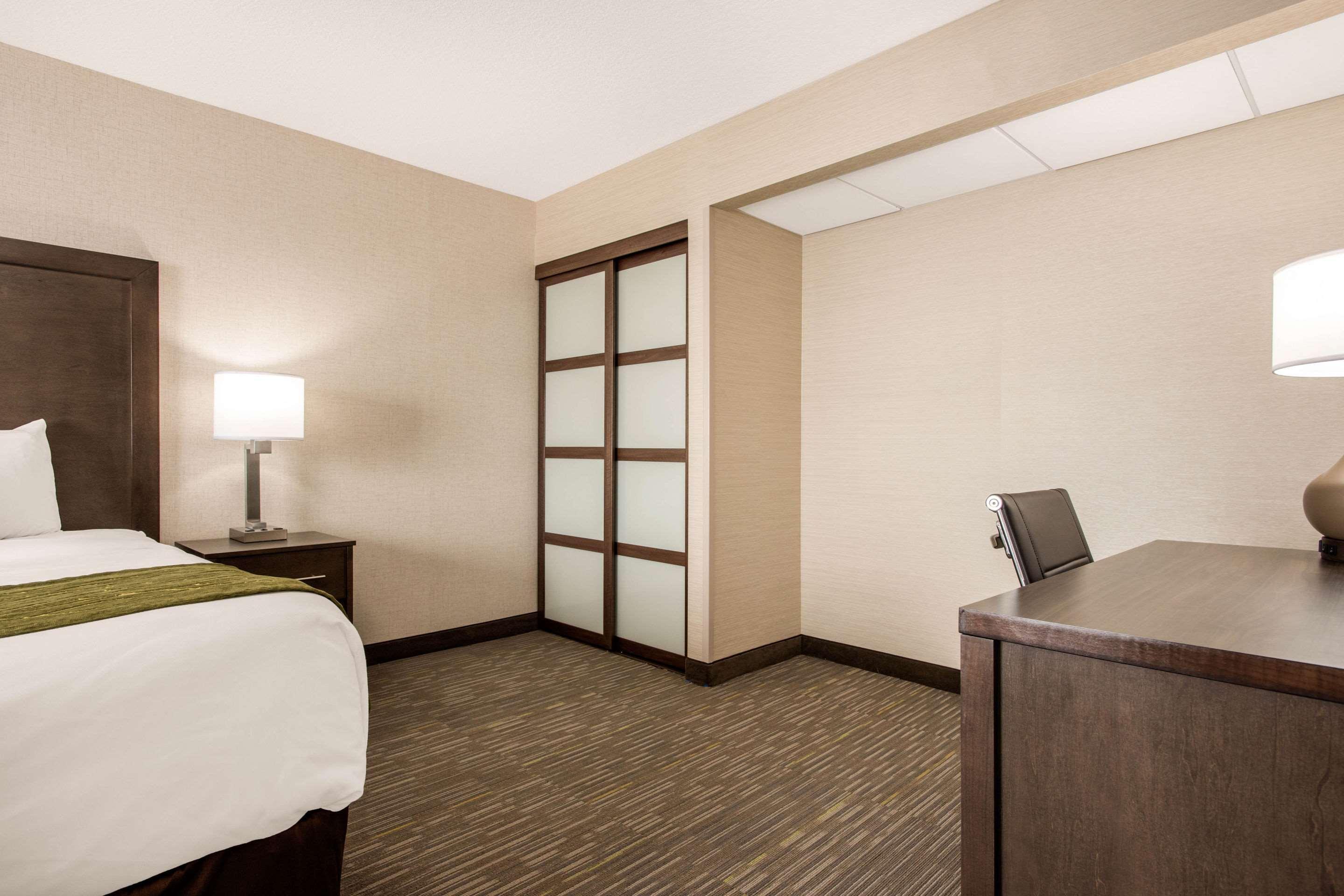 Comfort Inn & Suites Ред-Дір Екстер'єр фото